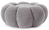 Pouf Basha design fleur en tissu bouclette gris