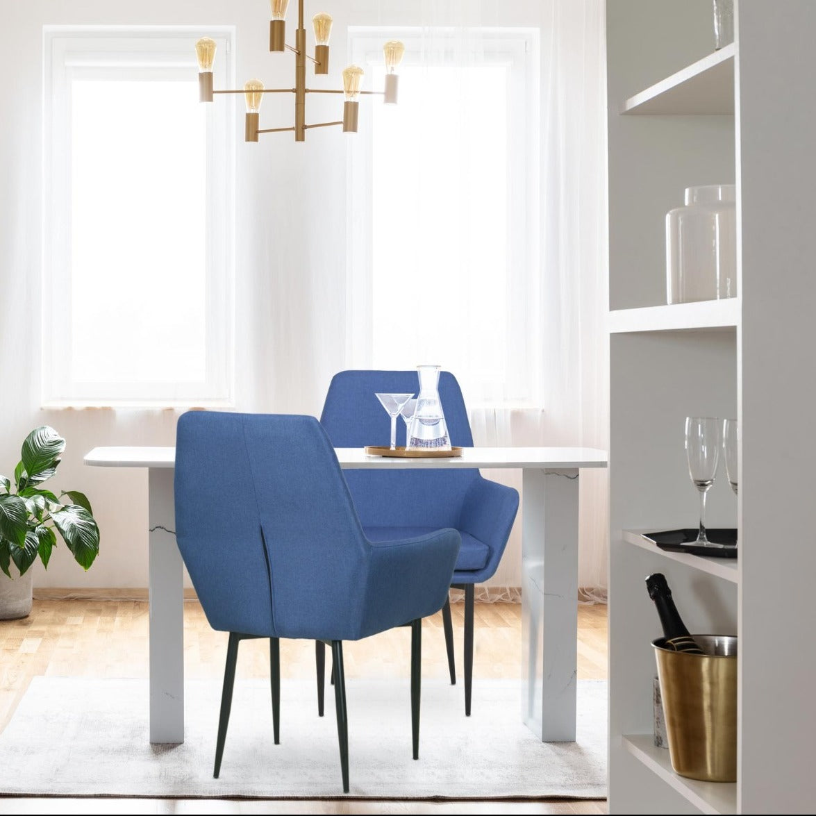 Fauteuil Ernest tissu Bleu foncé pieds en métal noir en biais