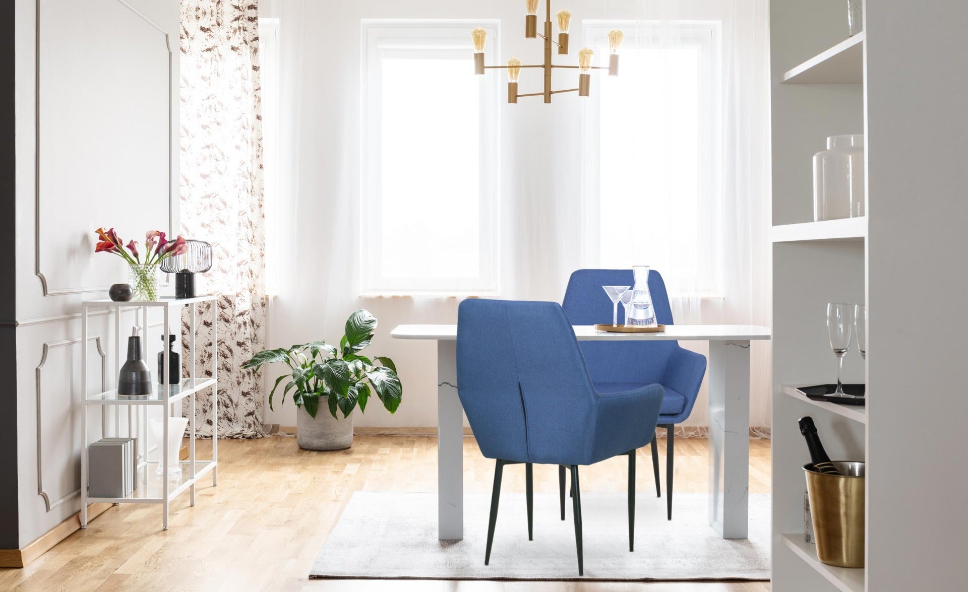Fauteuil Ernest tissu Bleu foncé pieds en métal noir en biais