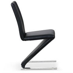 La chaise moderne pieds inox Flash noire vue de profil