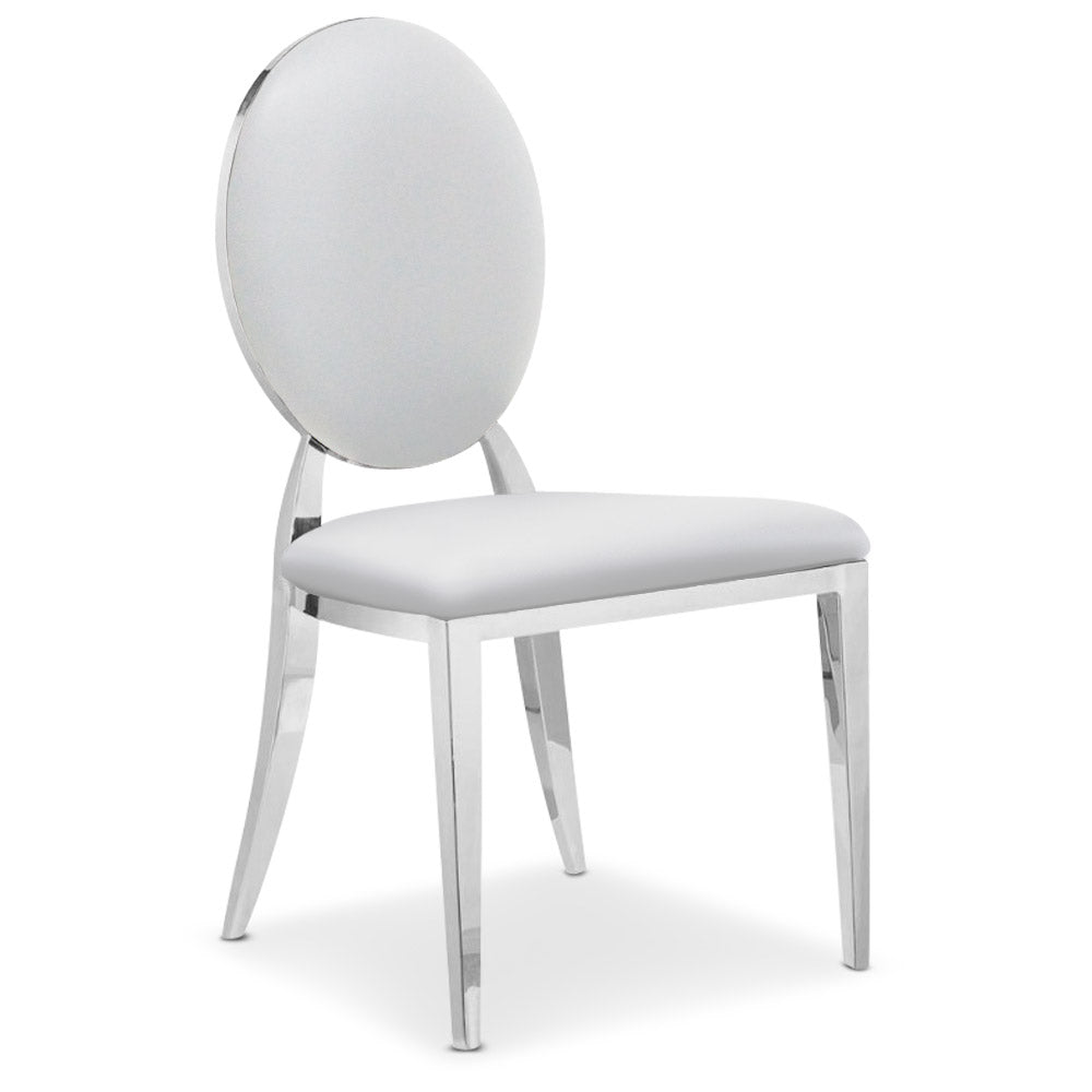 La chaise Sofia blanche, avec son dossier oval rembourré et ses pieds en métal brillant