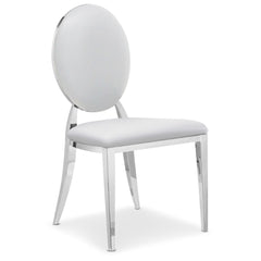 La chaise Sofia blanche, avec son dossier oval rembourré et ses pieds en métal brillant