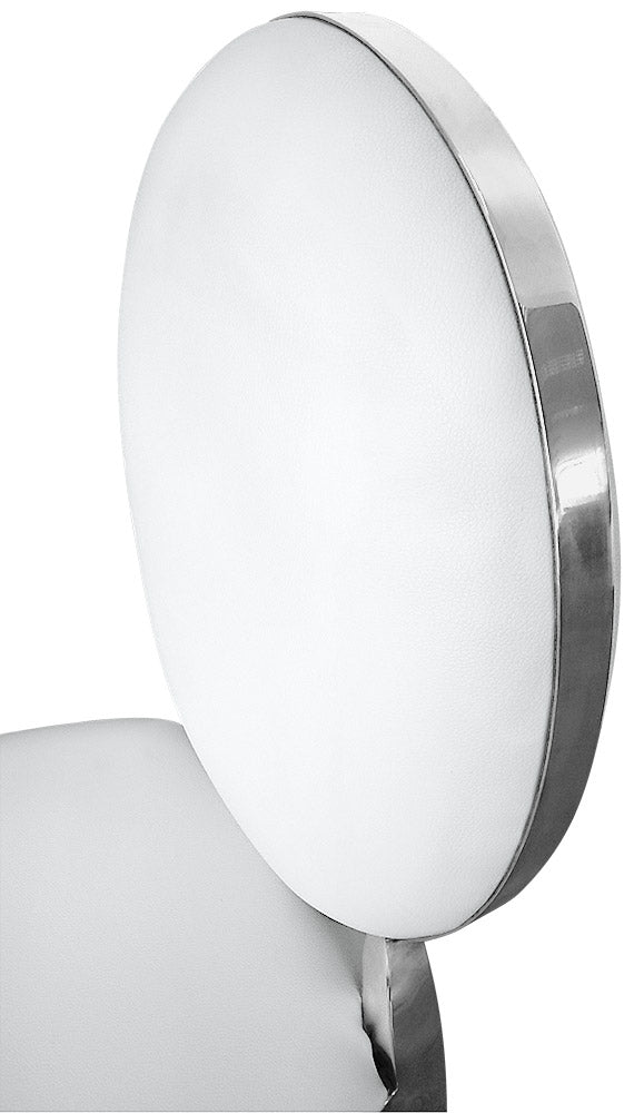 La chaise Sofia blanche, avec son dossier oval rembourré et ses pieds en métal brillant