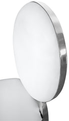La chaise Sofia blanche, avec son dossier oval rembourré et ses pieds en métal brillant