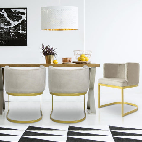 Chaise en velours taupe avec pieds dorés