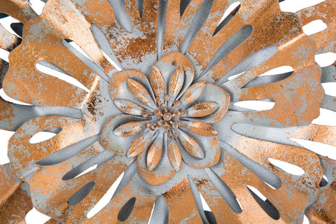 Panel de pared rectangular de metal con motivos geométricos y florales