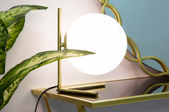 Lampe de table Glamy métal doré et sphère en verre opaque