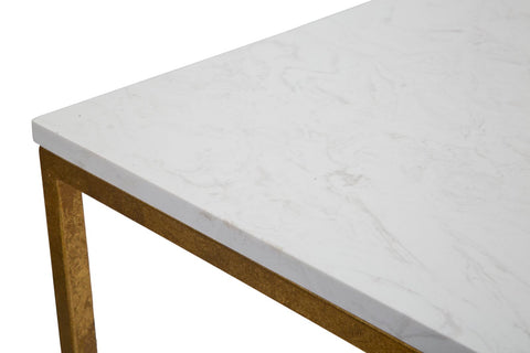 Mesa de centro cuadrada de metal dorado con tablero de mármol blanco y estante de cristal.