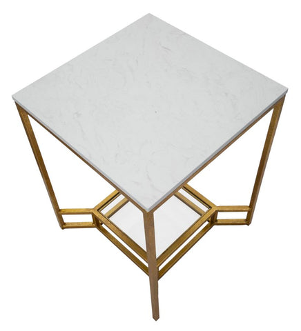 Mesa de centro cuadrada de metal dorado con tablero de mármol blanco y estante de cristal.