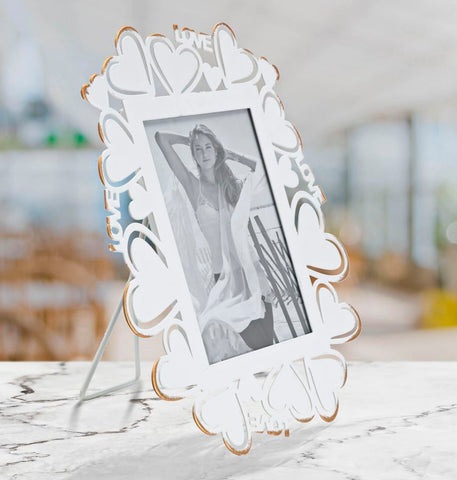 Cadre photo en métal blanc avec incrustations en forme de cœur