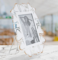 Cadre photo en métal blanc avec incrustations en forme de cœur
