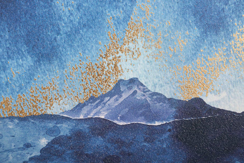 Impression toile design montagne cadre en bois nuances de bleu décorations dorées