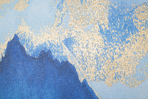 Impression toile design montagne cadre en bois nuances de bleu décorations dorées