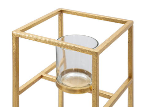 Candelabro de metal dorado con vaso cuadrado
