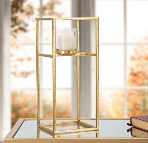 Candelabro de metal dorado con vaso cuadrado