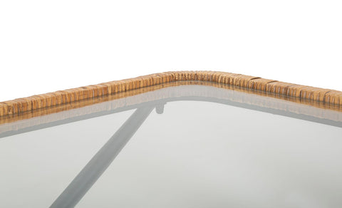Mesa de centro rectangular Saint Barth de cristal y ratán, patas metálicas negras con acabado dorado