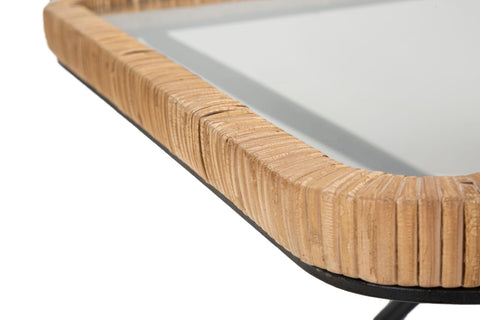 Mesa de centro rectangular Saint Barth de cristal y ratán, patas metálicas negras con acabado dorado
