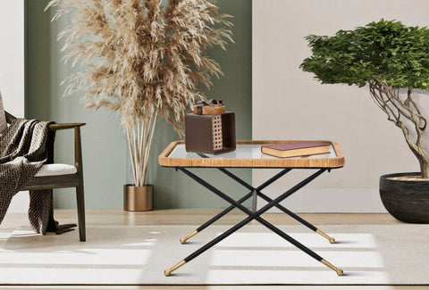 Mesa de centro rectangular Saint Barth de cristal y ratán, patas metálicas negras con acabado dorado