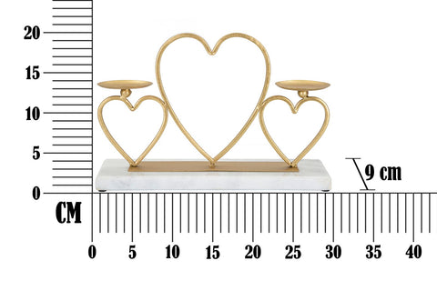 Candelabro de metal dorado con base de mármol blanco y corazones