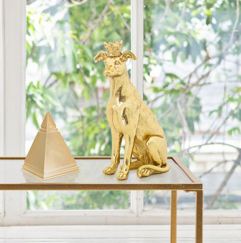 Estatua de perro sentado en oro con corona