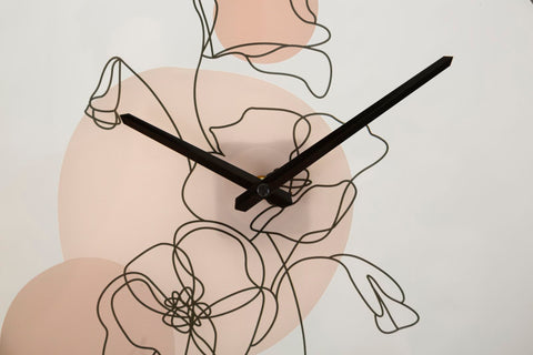 Reloj de pared redondo con motivos florales