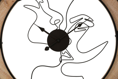 Reloj de pared redondo con marco de madera y caras estilizadas