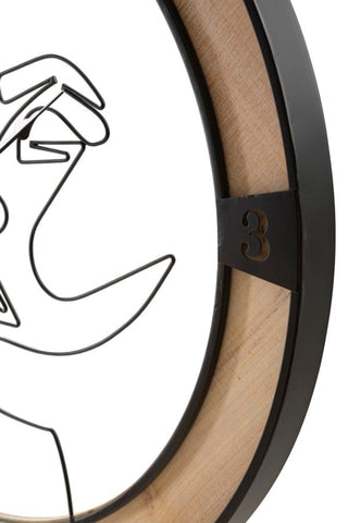 Reloj de pared redondo con marco de madera y caras estilizadas