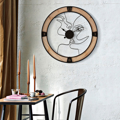 Reloj de pared redondo con marco de madera y caras estilizadas