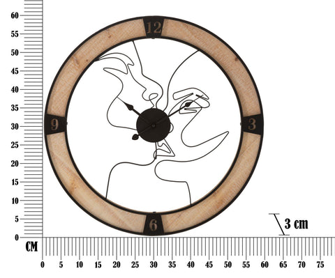 Reloj de pared redondo con marco de madera y caras estilizadas