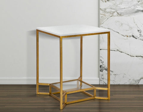 Mesa de centro cuadrada de metal dorado con tablero de mármol blanco y estante de cristal.