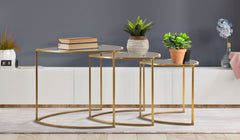Table basse triangulaire en verre et métal doré, ensemble 3 pièces