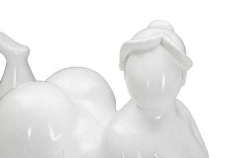 Statue femme allongée blanche