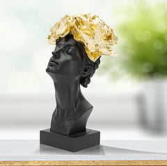 Statue femme coiffe dorée avec papillons