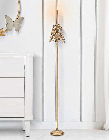 Porte-bougie en métal doré avec décorations florales