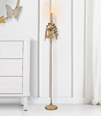 Portavelas de metal dorado con adornos florales