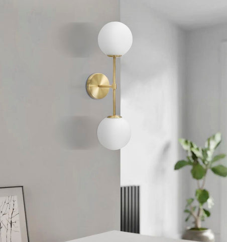 Applique murale Glamour métal doré 2 lumières sphères en verre blanc
