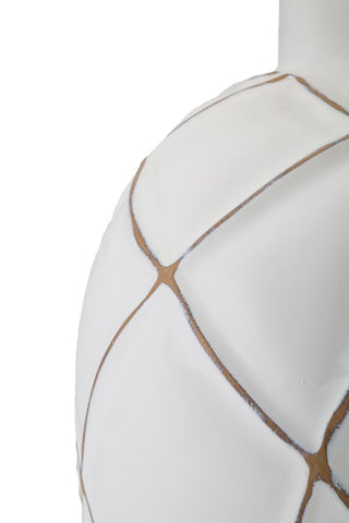 Lámpara de mesa de resina con motivos geométricos y pantalla de tela beige