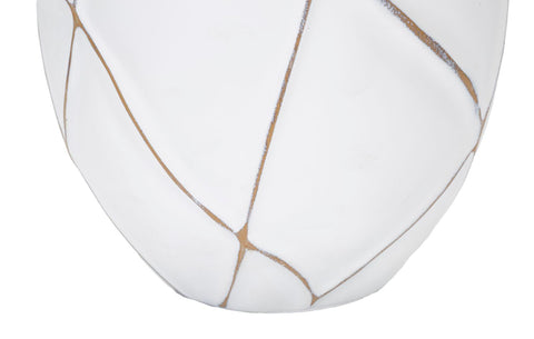 Lámpara de mesa de resina con motivos geométricos y pantalla de tela beige