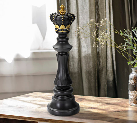 Roi d'échecs noir décorations dorées
