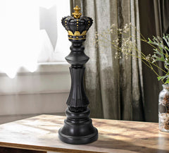 Roi d'échecs noir décorations dorées