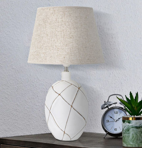 Lámpara de mesa de resina con motivos geométricos y pantalla de tela beige