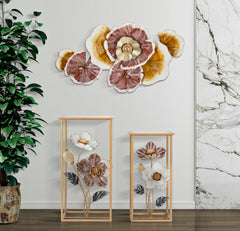 Ensemble de deux tables carrées en métal doré et verre miroir avec décorations florales