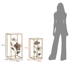 Ensemble de deux tables carrées en métal doré et verre miroir avec décorations florales