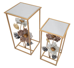 Ensemble de deux tables carrées en métal doré et verre miroir avec décorations florales
