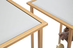 Ensemble de deux tables carrées en métal doré et verre miroir avec décorations florales