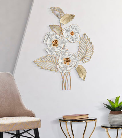 Panel decorativo de pared de metal dorado y blanco con flores y hojas
