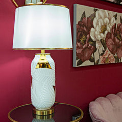 Lampe de table céramique blanche et dorée abat-jour tissu blanc bords dorés
