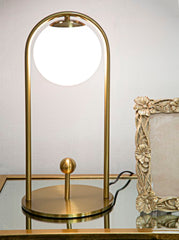 Lampe de table Glamy Métal doré Abat-jour en verre blanc