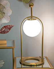 Lampe de table Glamy métal doré abat-jour en verre blanc