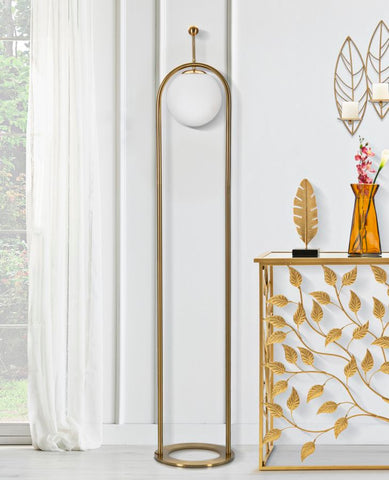 Lampadaire en métal doré abat-jour sphérique en verre blanc